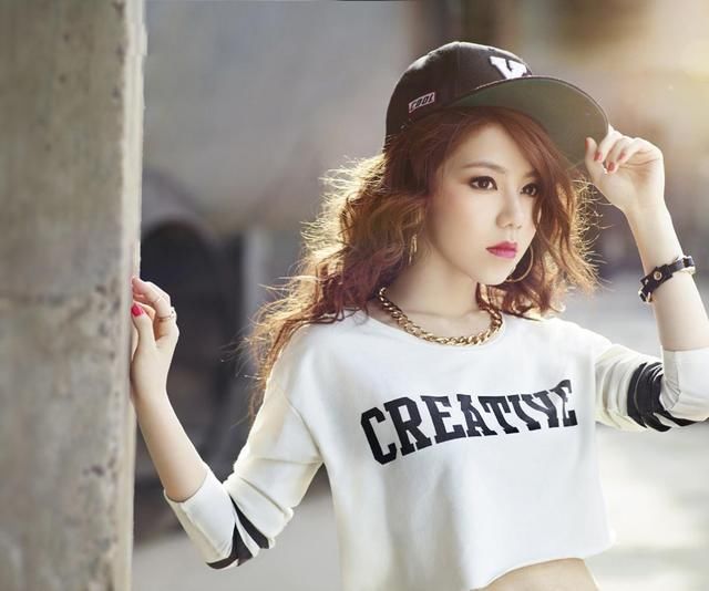 邓紫棋真够猛的!穿短的裙子上台就不怕走光?网友:画面不堪入目!