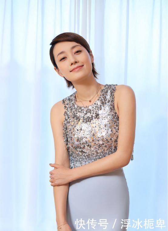 「亮片裙」马伊琍穿“抢眼”款礼服,腰上一点没赘肉,身材曲线让人羡慕
