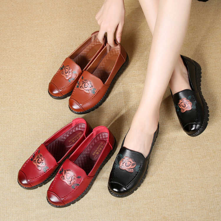 五六书岁的妈妈别穿高跟鞋了，今年流行的秋季妈妈鞋，时尚又养脚