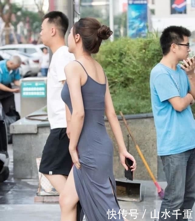 连衣裙■街拍:高颜值的妹子,一袭紧身灰色吊带连衣裙,后边哥们都尴尬了