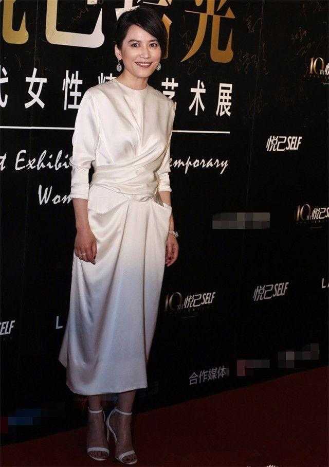 俞飞鸿一席裹身礼服, 网友: 46岁的女人真不该穿这样!