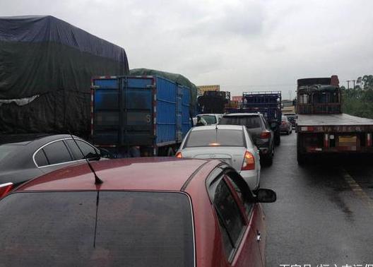 高速上造成堵车的3大“原因”找到了，可惜交警也没有好办法！