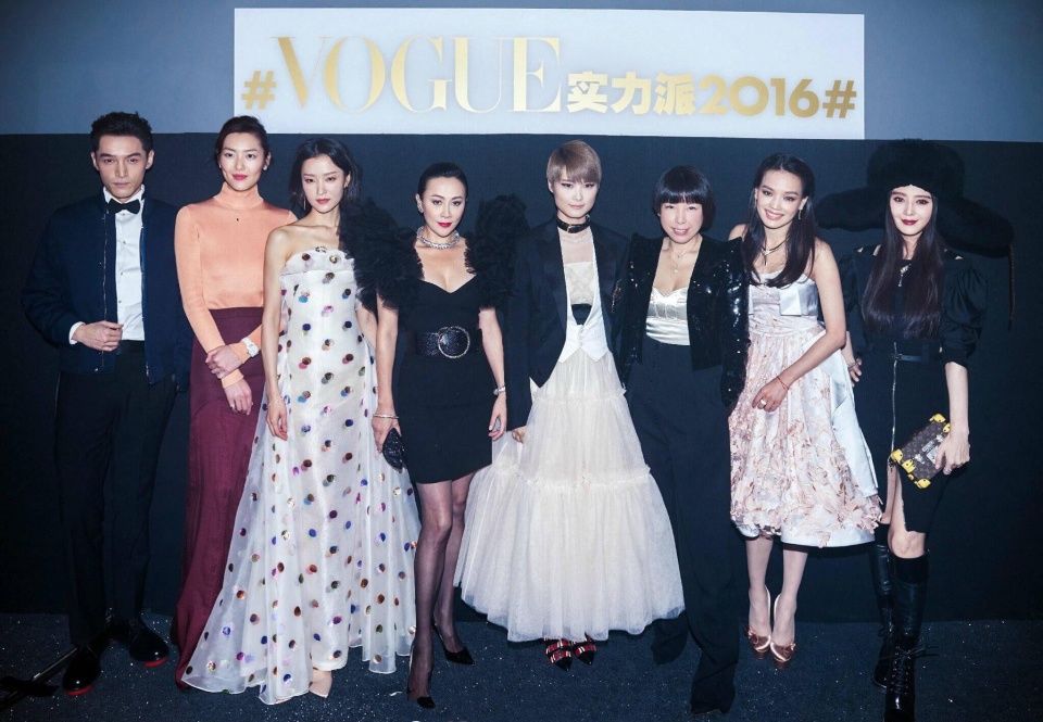 杜鹃真给梁朝伟面子,穿平底鞋现身,和穿高跟的唐嫣同框高下立现