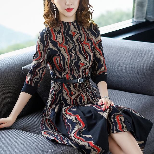 妈妈今年52岁，但从不穿妈妈装，专挑减龄素雅裙，想不年轻都难