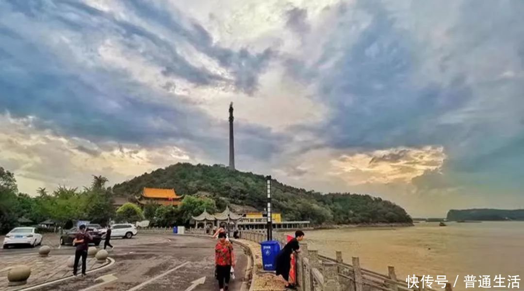  「竖立」安徽第一座跨江输电塔爆破拆除，竖立江边60年，高达113