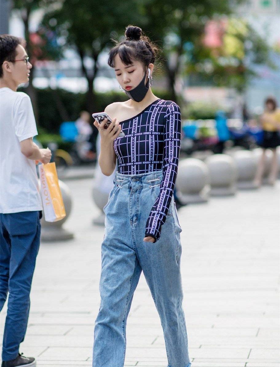  「美女」款式新颖的牛仔裤,让美女搭配出多种形象,充满了时尚感