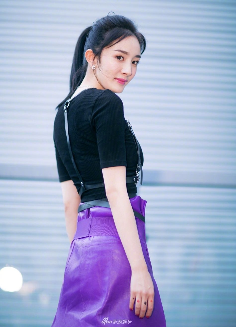 杨幂最新时尚写真，高开叉紫色长裙尽显一双美腿