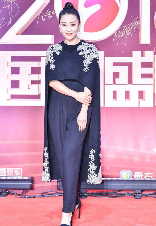 『霸气』苗木基地完善雅致气质十足,一件披風搭出洒脱霸气侧漏,简洁穿衣搭配显真性情
