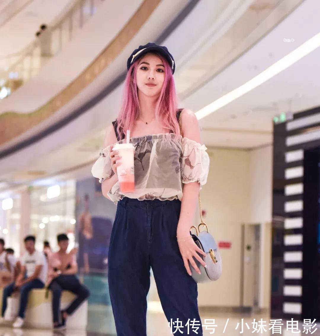 路人街拍,小姐姐长相靓丽五官大气而优雅,穿着清凉,如浴春风