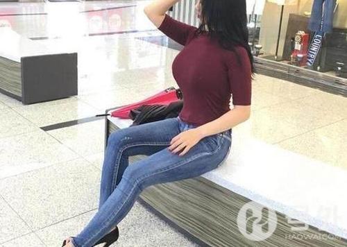 路人街拍，扎马尾的小姐姐穿热裤性感，身姿纤细修长，气质优雅