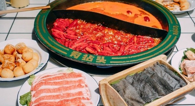 『饭点』成都最接地气的火锅,装修很市井,每到饭点排队的人很多