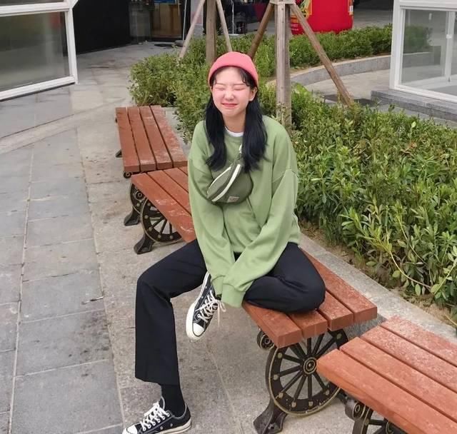  整体look@别土了！今年卫衣流行这么穿！好看炸了！