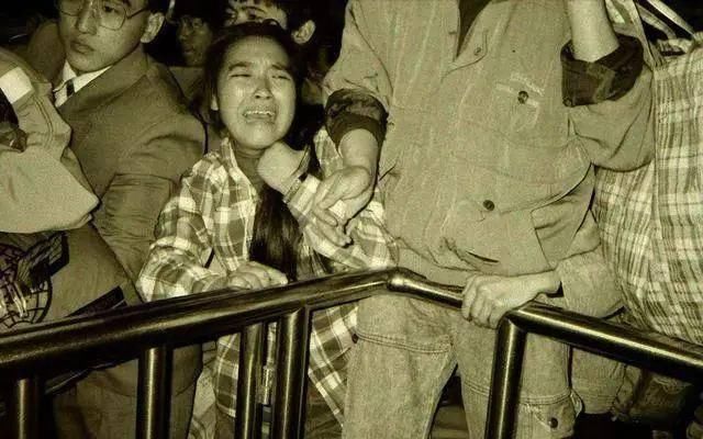  排队■被藏40年的春运偷拍照：那一年，我排队到通宵，那一年…