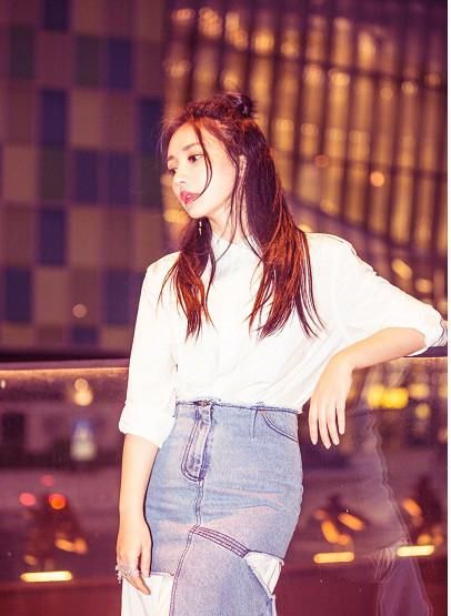 性感女神也可以hold住清纯帅气，柳岩的驭衣术了解一下？