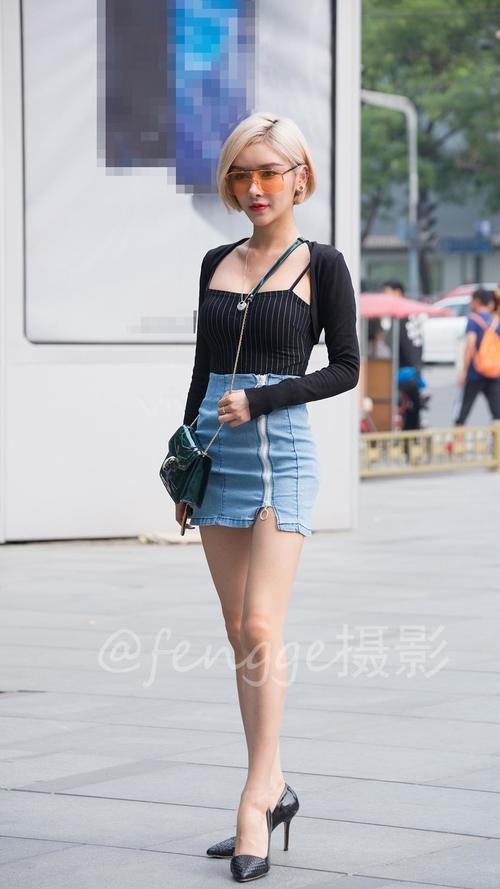 街拍: 偶遇著名网红小喵大宝, 猫步走起来不输T台大模