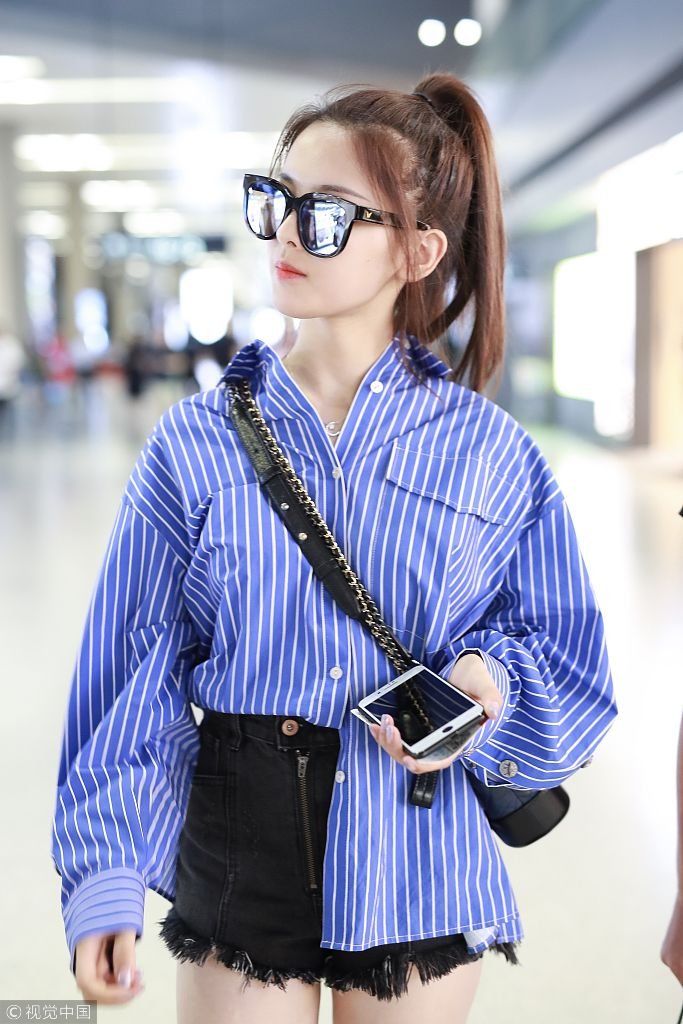 杨超越新歌“破音”反圈粉捂嘴偷笑 条纹衫慵懒秀美腿星味十足