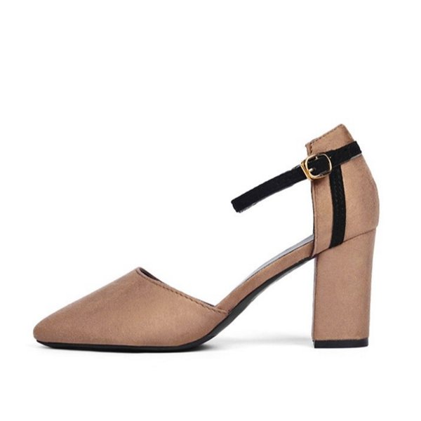 成熟中透露着小性感，时尚尖头高跟鞋，让你气质不一般