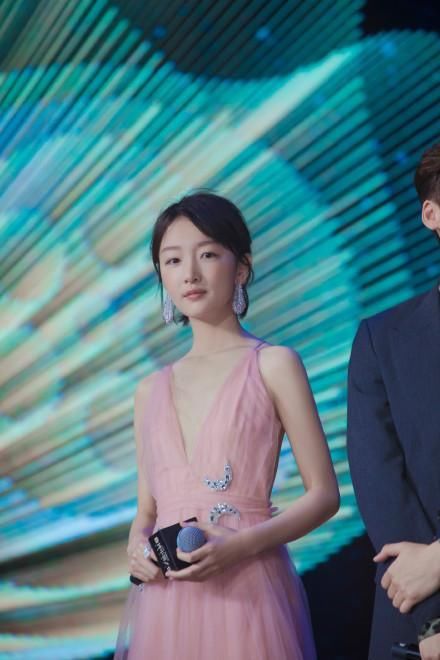 周冬雨真大胆，裙子领口开叉都快到胃了，旁边的李易峰却尴尬了!