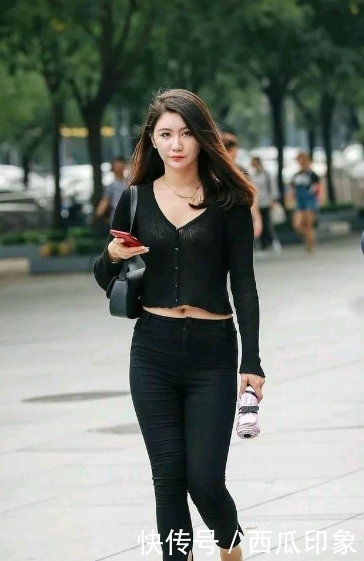 身穿■秀发靓丽的小姐姐身穿花色艳丽连衣短裙尽显迷人风采