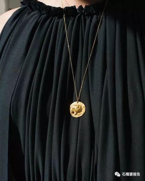 今年最红的一条复古项链，据说可以让人充满勇气