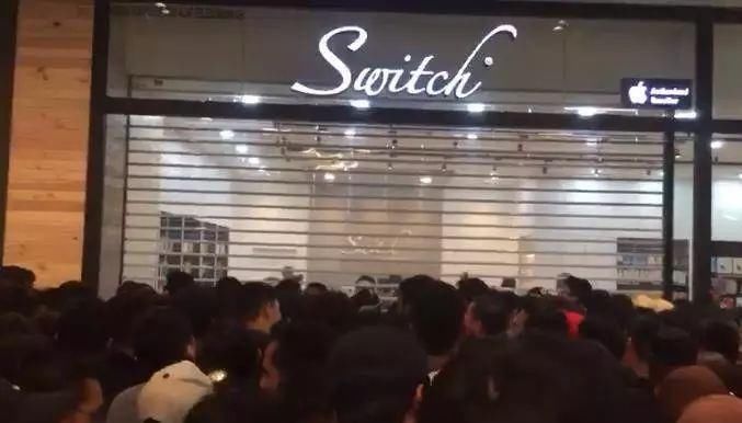 果粉疯了!上万人排队抢300块的iPhone5S,太超值了!