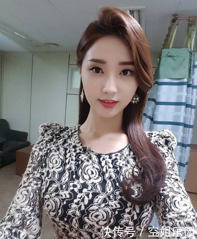 街拍：冷艳气质的小姐姐，充满灵动的眼神，让你不忍直视！