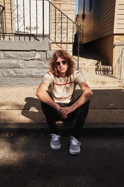  时髦：时髦VANS鞋款，丰富的层次感彰显文艺范，让你大玩运动复古风