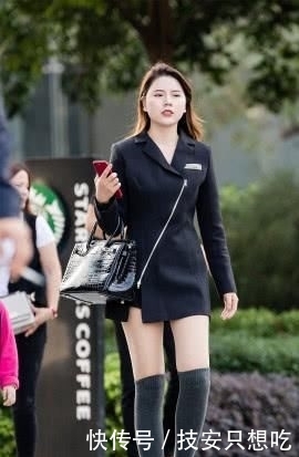  『膝袜』辣妈身穿制服连衣裙，搭配灰色膝袜高跟鞋，时尚成熟有魅力