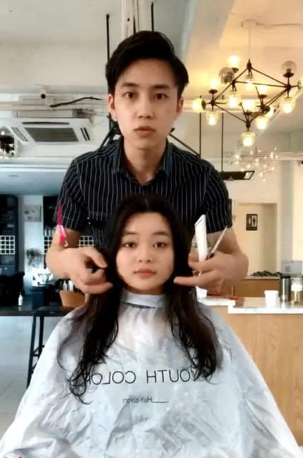 因天气太热想剪个短发的大饼脸妹子，理完后秒变气质女神惊艳众人