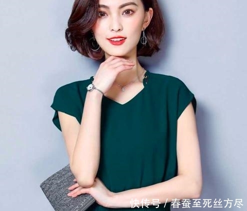  展现■十件真丝，不如一件“祖母绿”棉麻衫，七零后穿，展现高贵女人味