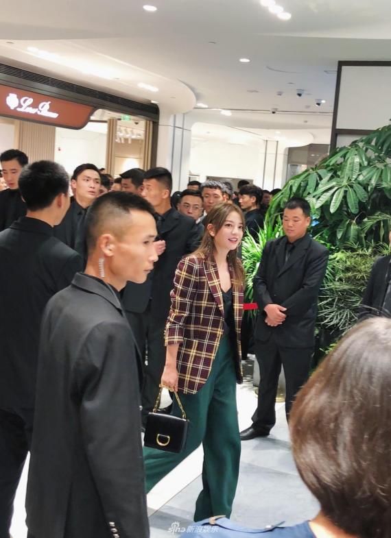 王祖蓝当爸 横店着火死2人 古巨基撒狗粮 赵薇状态超好