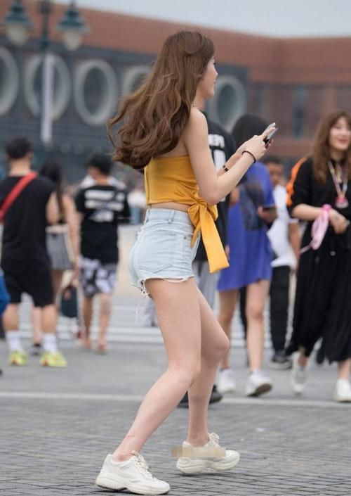  『美女』路人街拍，美女白色长袖搭配运动打底裤，看着很是性感