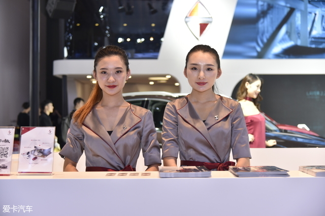 看2018成都国际车展各家美女争相斗艳