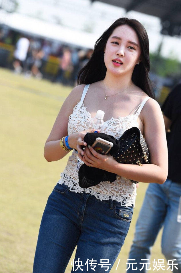 赛场中最美的女拉拉队员，白色镂空小吊带搭配紧身牛仔裤抢了比赛