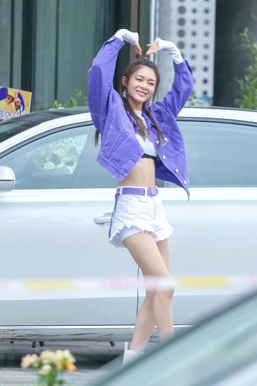 168cm的傅菁还嫌腿不够长? 短裤短到露出安全裤, 网友: 不如不穿