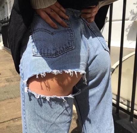 屁屁破洞牛仔裤：露骨时尚或将流行？网友：不懂国外时尚！