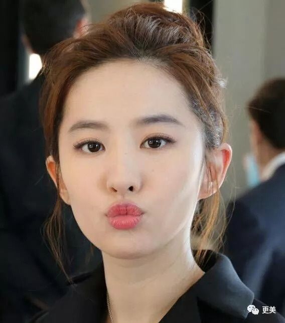 90后的郑爽关晓彤眼袋都要掉地上了，快来个医生救救她们吧!