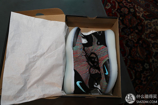 新买的东西 篇一:KD11骚彩色伪开箱，拍出来比实际好看的鞋子