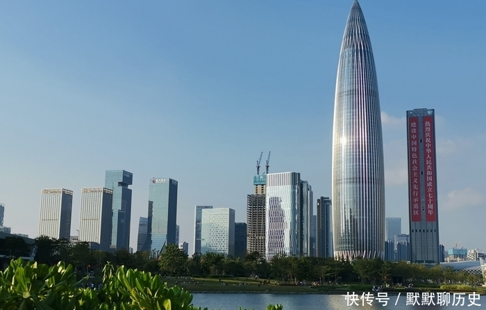 实拍广东经济实力第一区深圳南山区城市风光,高楼林立天际线壮观
