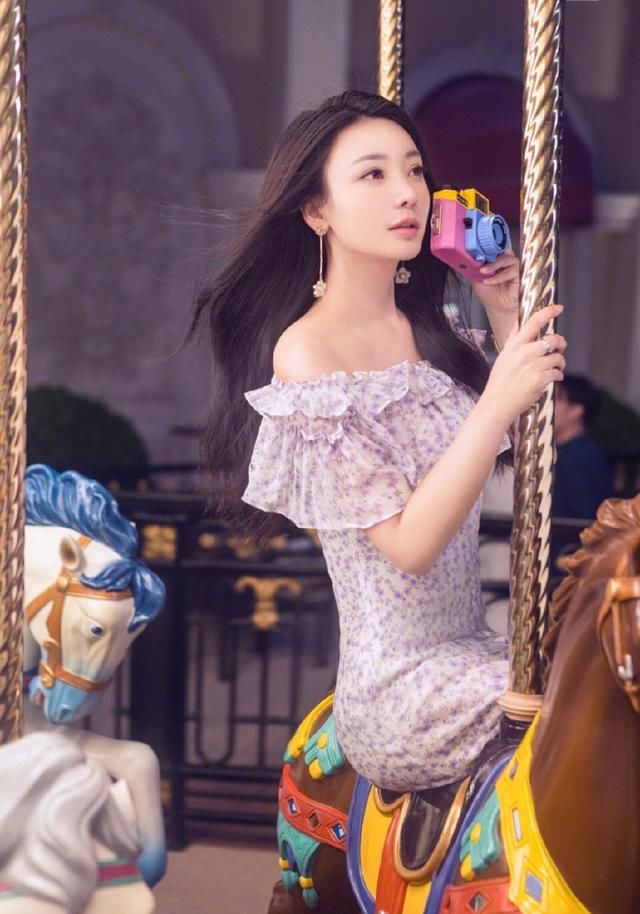 柳岩这是要转型？白t配背带裙，不走性感路线的她美得很清纯