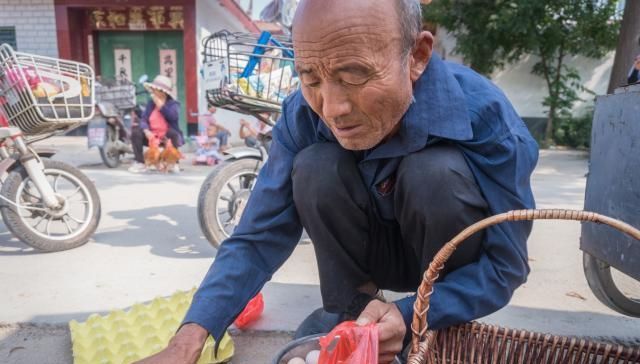  「路边」75岁老人走9里山路卖鹅蛋，6元一个无人问津，蹲在路边