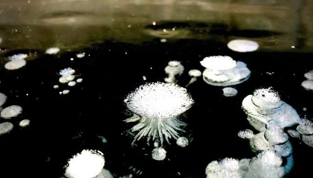 大兴安岭漠河观音山惊现“冰泡”奇观