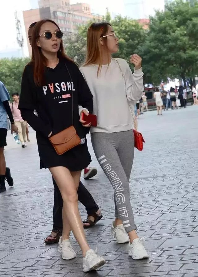 文静淑女气质小姐姐性感开背装搭配紧身裤，时尚靓丽让人羡慕