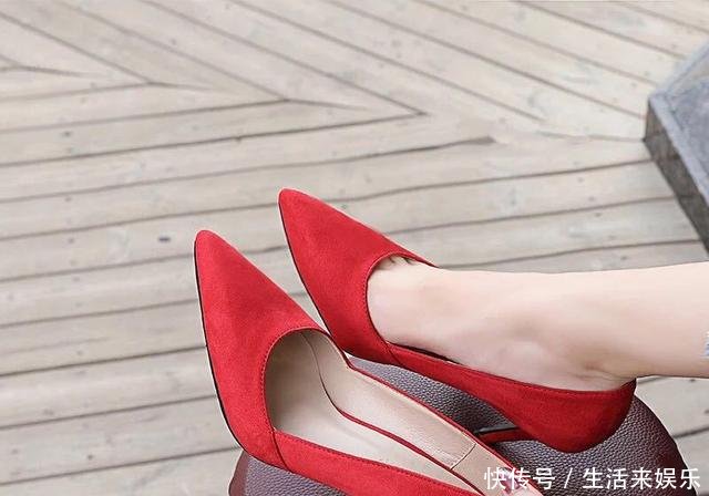 尖头高跟鞋让你优雅的自信中透着几分年轻的活力，一脚美到底