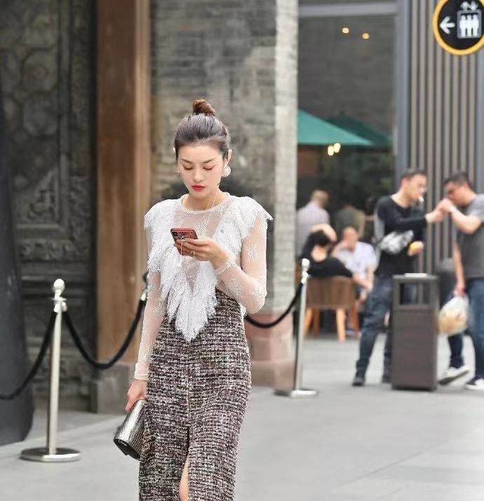  女人味|小姐姐搭配上西装加半裙了,19年流行的仙女打扮,很有女人味