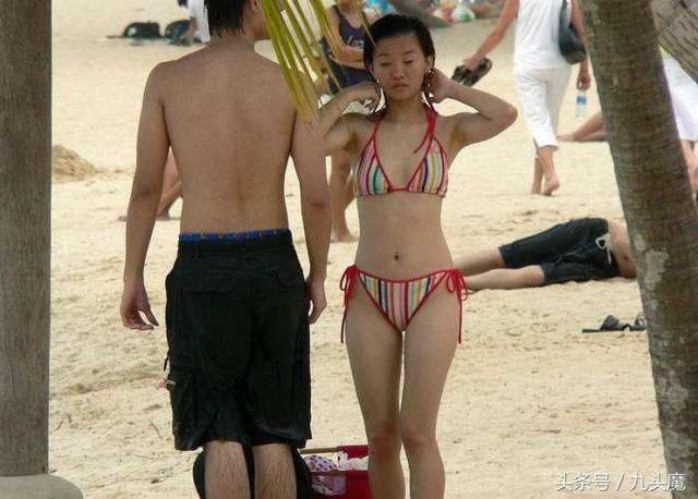 炎炎夏日沙滩风景比基尼美女，成了风景线