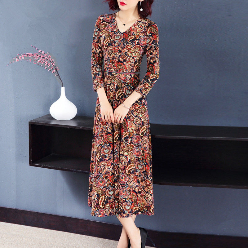 45岁妈妈喜欢穿裙子，入秋都是穿这样的秋裙，又瘦又高简直美呆