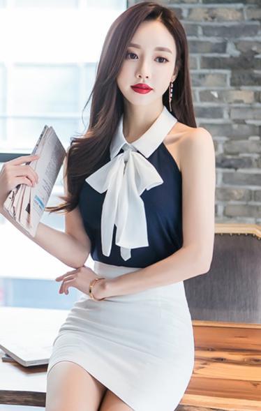 街拍美女：性感小姐姐加上迷人紧身裙！身材完美凸显出来！