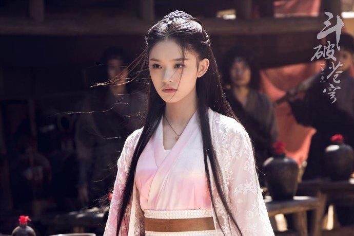 林允回应“撕脚皮”又怼网友?真性情到底是不是明星挡箭牌?