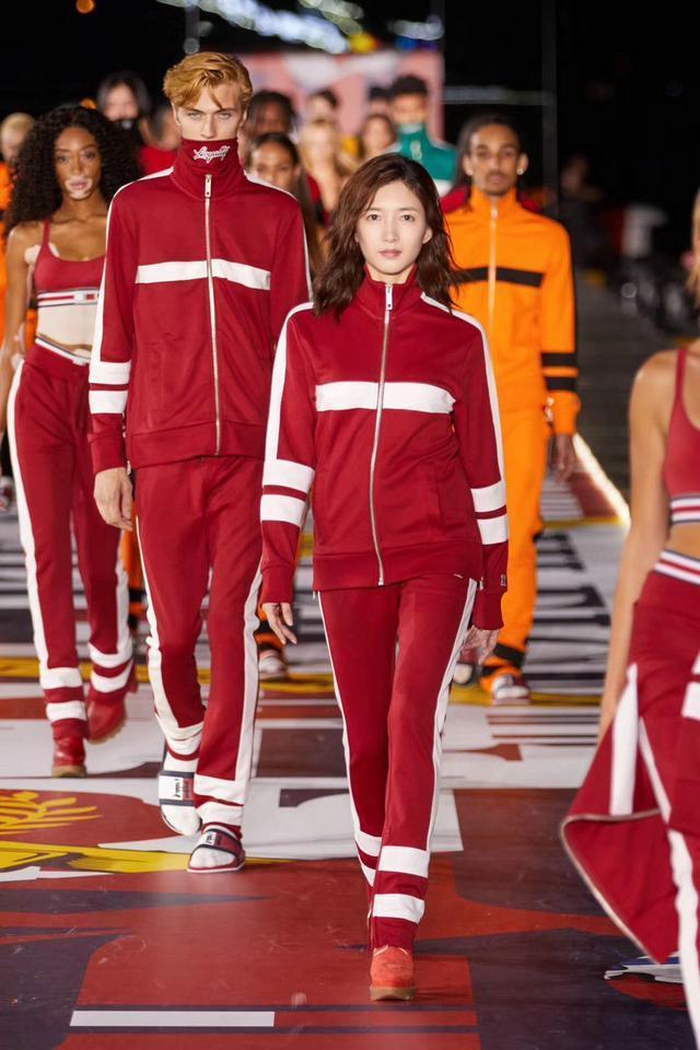 江疏影厉害了，全身上下只穿一件卫衣还蹲下去系鞋带，不惧走光！